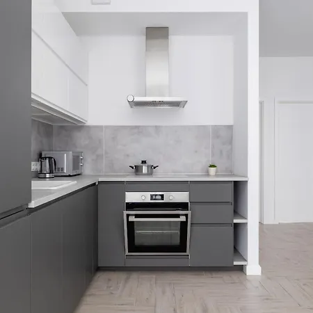 Zlota With Balcony & Parking Near Zoo By Renters Daire